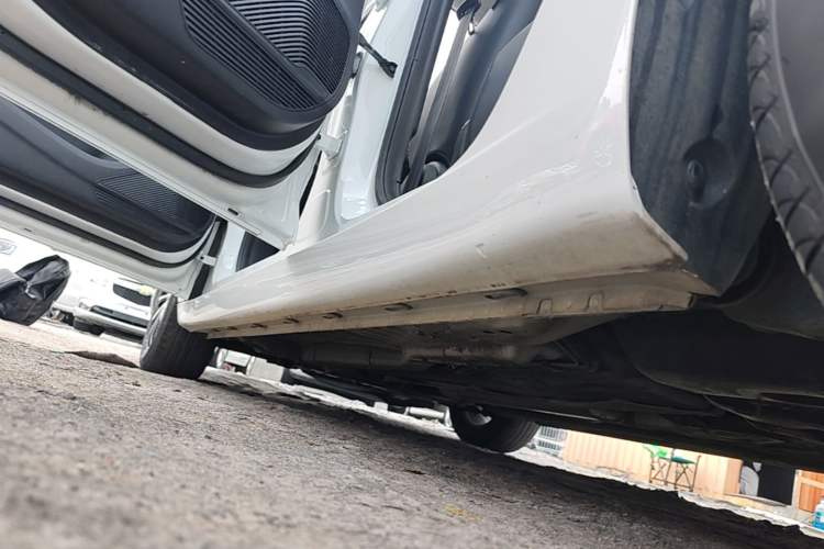 Used Roewe i5 2020 1.5L Automatic 4G Connect Luxury Flagship Edition Left Side Sill
