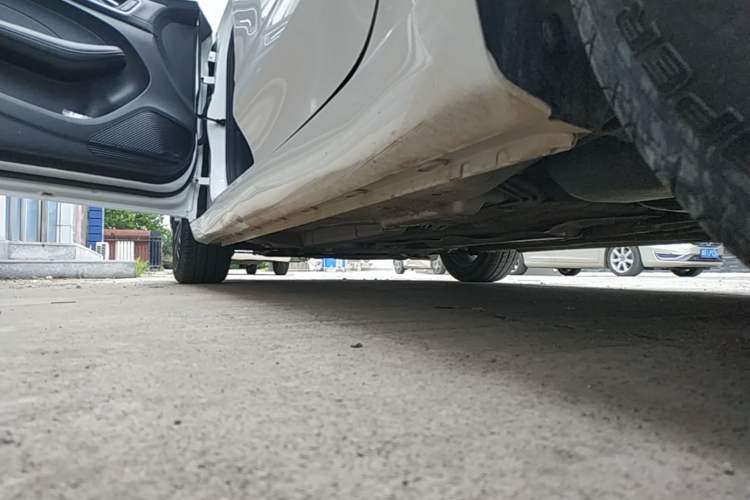 Used Roewe i5 2020 1.5L Automatic 4G Connect Luxury Flagship Edition Left Side Sill