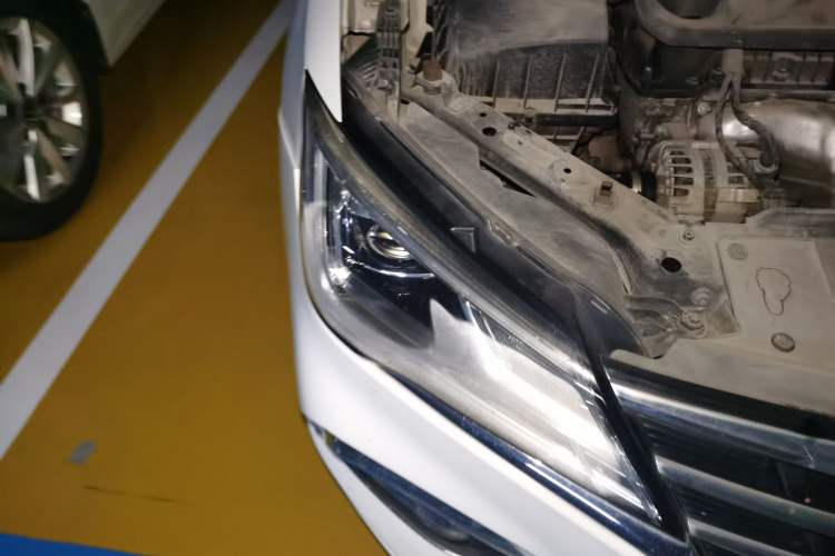 Used Roewe i5 2020 1.5L Automatic 4G Connect Luxury Flagship Edition Right Front Headlight