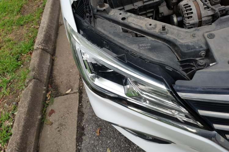 Used Roewe i5 2020 1.5L Automatic 4G Connect Luxury Flagship Edition Right Front Headlight