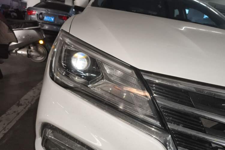 Used Roewe i5 2020 1.5L Automatic 4G Connect Luxury Flagship Edition Right Front Headlight