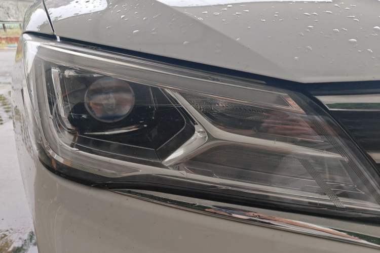Used Roewe i5 2020 1.5L Automatic 4G Connect Luxury Flagship Edition Right Front Headlight