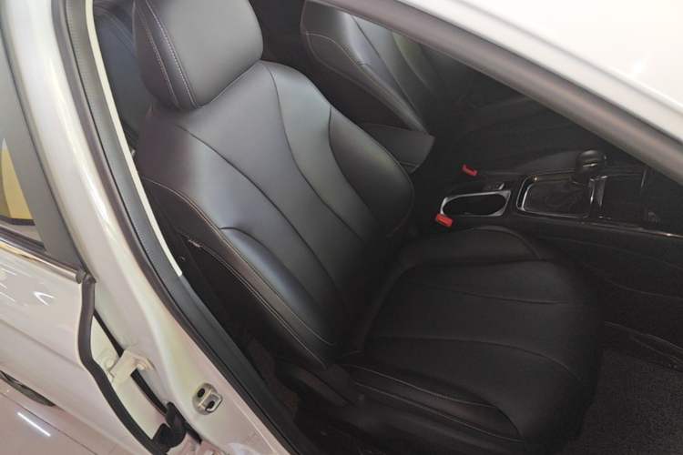 Used Roewe i5 2020 1.5L Automatic 4G Connect Luxury Flagship Edition Right Front Seat