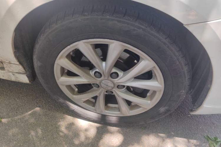 Used Roewe i5 2020 1.5L Manual 4G Connect Luxury Edition Right Front Wheel Hub
