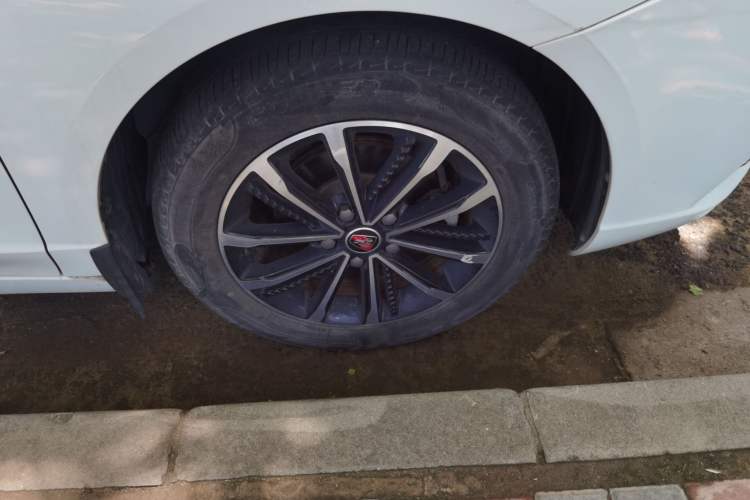 Used Roewe i5 2020 1.5L Automatic 4G Connect Luxury Flagship Edition Right Front Wheel Hub