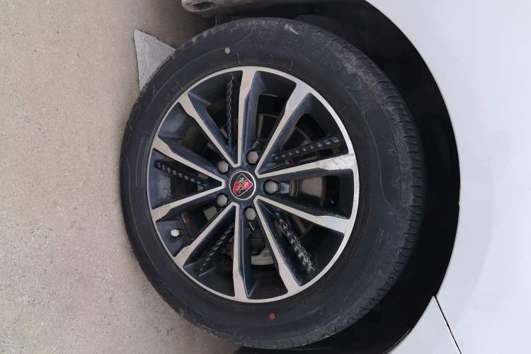 Used Roewe i5 2020 1.5L Automatic 4G Connect Luxury Flagship Edition Right Front Wheel Hub