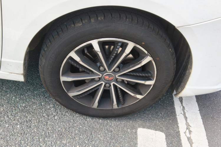 Used Roewe i5 2020 1.5L Manual 4G Connect Leehao Flagship Edition Right Front Wheel Hub