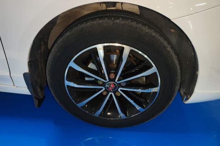 Used Roewe i5 2020 1.5L Manual 4G Connect Leehao Flagship Edition Right Front Wheel Hub