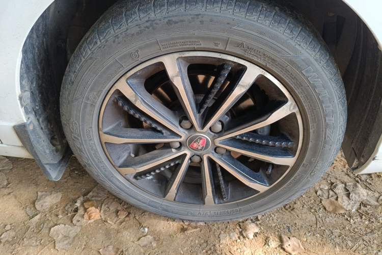 Used Roewe i5 2020 1.5L Manual 4G Connect Leehao Flagship Edition Right Front Wheel Hub