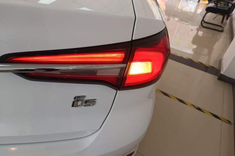 Used Roewe i5 2020 1.5L Automatic 4G Connect Luxury Flagship Edition Right Rear Taillight