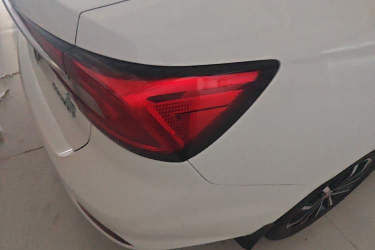Used Roewe i5 2020 1.5L Automatic 4G Connect Luxury Flagship Edition Right Rear Taillight