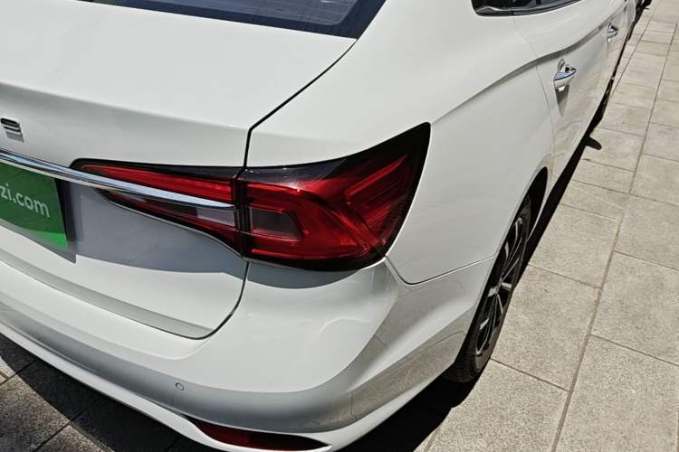 Used Roewe i5 2020 1.5L Automatic 4G Connect Luxury Flagship Edition Right Rear Taillight