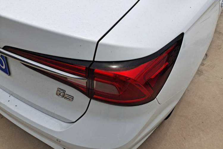 Used Roewe i5 2020 1.5L Automatic 4G Connect Luxury Flagship Edition Right Rear Taillight