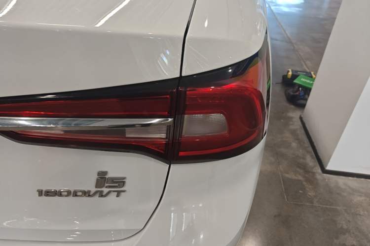 Used Roewe i5 2020 1.5L Automatic 4G Connect Luxury Flagship Edition Right Rear Taillight