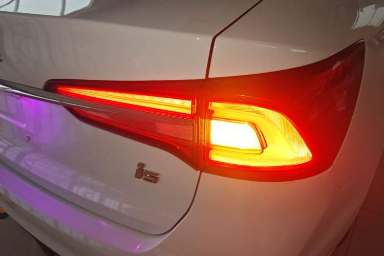 Used Roewe i5 2020 1.5L Automatic 4G Connect Luxury Flagship Edition Right Rear Taillight