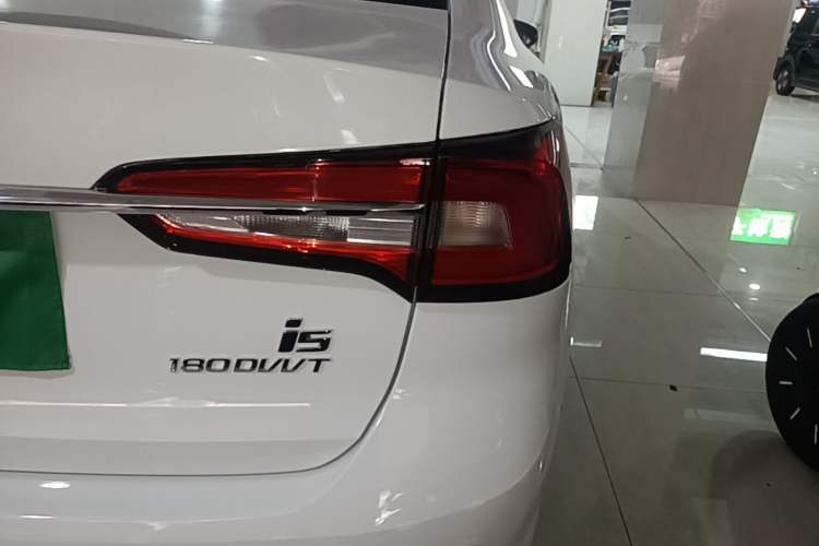 Used Roewe i5 2020 1.5L Automatic 4G Connect Luxury Flagship Edition Right Rear Taillight