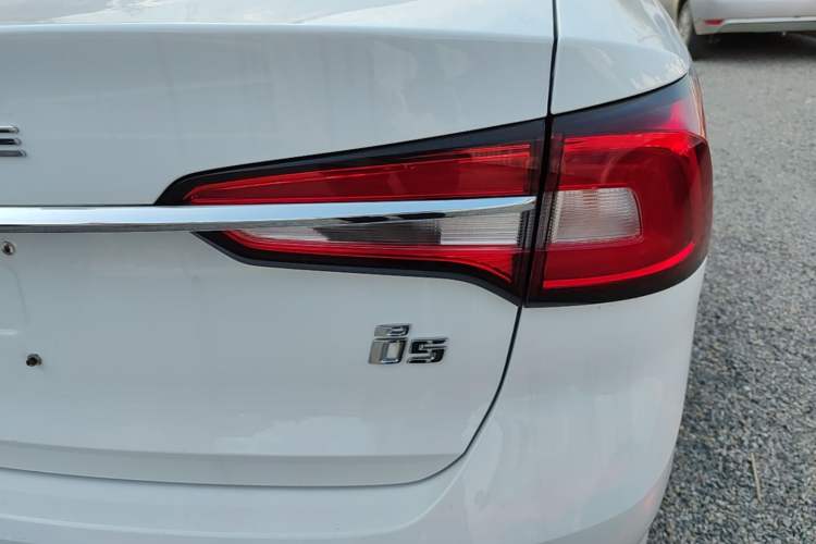 Used Roewe i5 2020 1.5L Automatic 4G Connect Luxury Flagship Edition Right Rear Taillight