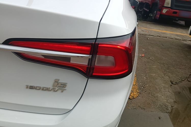 Used Roewe i5 2020 1.5L Automatic 4G Connect Luxury Flagship Edition Right Rear Taillight