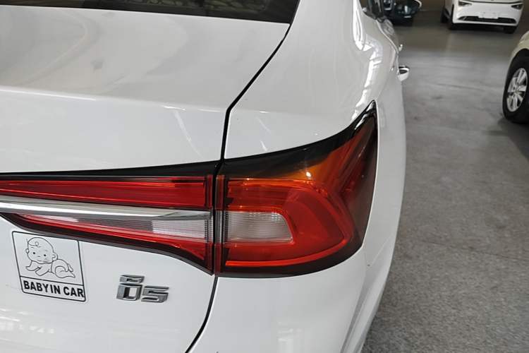 Used Roewe i5 2020 1.5L Automatic 4G Connect Luxury Flagship Edition Right Rear Taillight