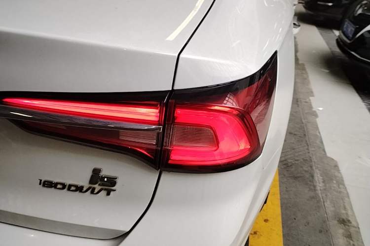 Used Roewe i5 2020 1.5L Automatic 4G Connect Luxury Flagship Edition Right Rear Taillight