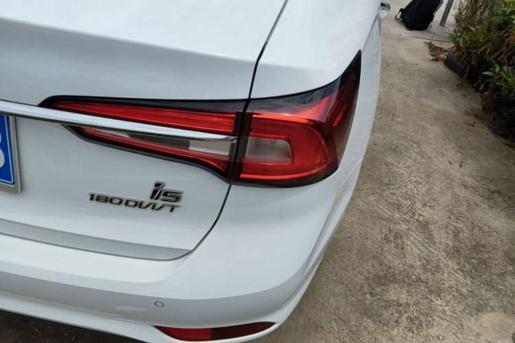 Used Roewe i5 2020 1.5L Automatic 4G Connect Luxury Flagship Edition Right Rear Taillight