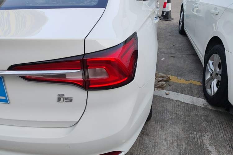 Used Roewe i5 2020 1.5L Manual 4G Connect Leehao Flagship Edition Right Rear Taillight