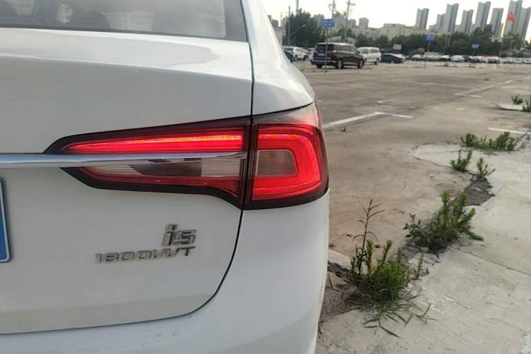 Used Roewe i5 2020 1.5L Automatic 4G Connect Luxury Flagship Edition Right Rear Taillight