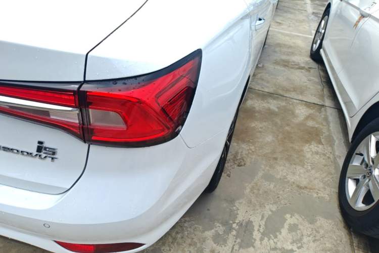 Used Roewe i5 2020 1.5L Automatic 4G Connect Luxury Flagship Edition Right Rear Taillight