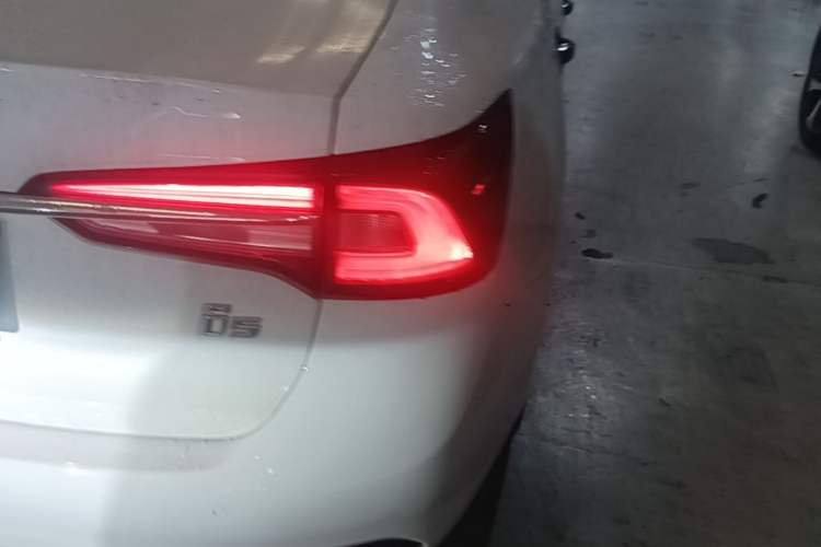 Used Roewe i5 2020 1.5L Automatic 4G Connect Luxury Flagship Edition Right Rear Taillight