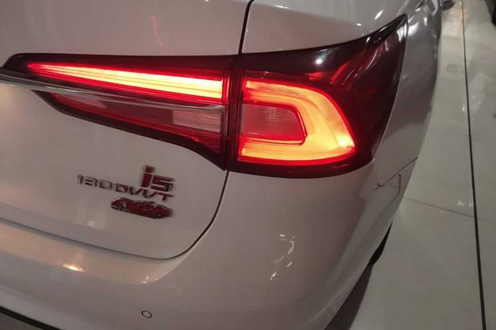 Used Roewe i5 2020 1.5L Automatic 4G Connect Luxury Flagship Edition Right Rear Taillight