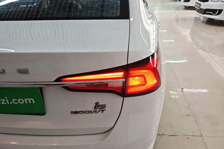 Used Roewe i5 2020 1.5L Automatic 4G Connect Luxury Flagship Edition Right Rear Taillight