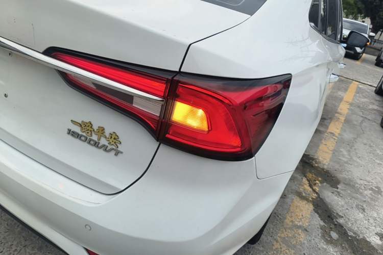 Used Roewe i5 2020 1.5L Automatic 4G Connect Luxury Flagship Edition Right Rear Taillight