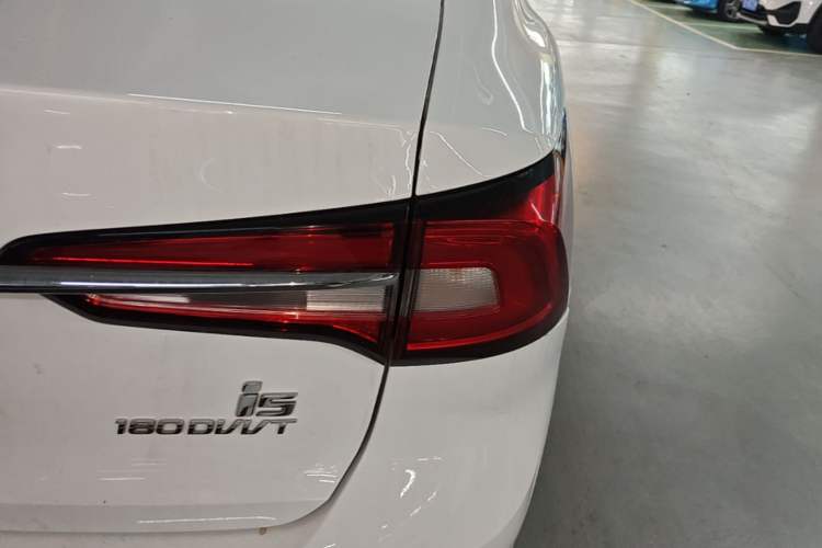 Used Roewe i5 2020 1.5L Automatic 4G Connect Luxury Flagship Edition Right Rear Taillight