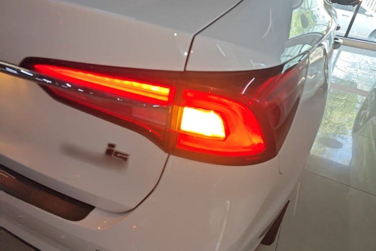 Used Roewe i5 2020 1.5L Automatic 4G Connect Luxury Flagship Edition Right Rear Taillight