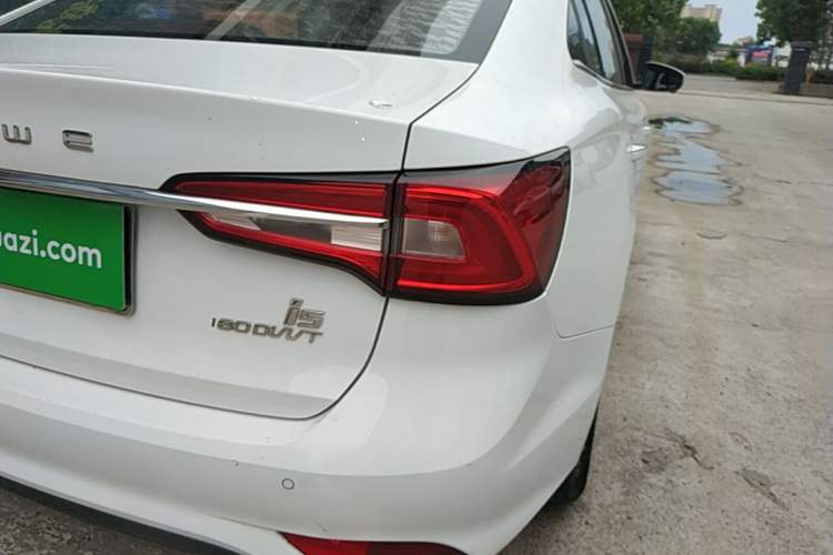 Used Roewe i5 2020 1.5L Automatic 4G Connect Luxury Flagship Edition Right Rear Taillight