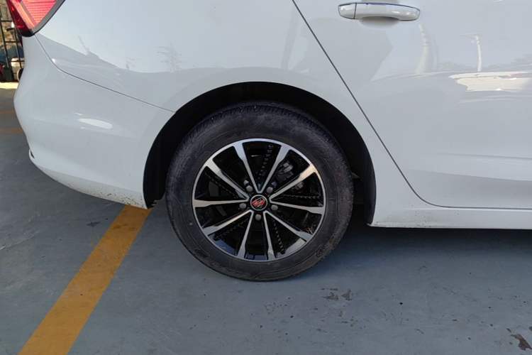 Used Roewe i5 2020 1.5L Automatic 4G Connect Luxury Flagship Edition Right Rear Wheel Hub