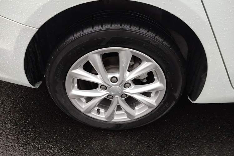 Used Roewe i5 2020 1.5L Manual 4G Connect Luxury Edition Right Rear Wheel Hub