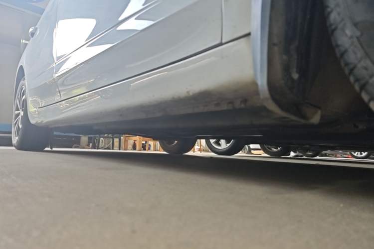 Used Roewe i5 2020 1.5L Automatic 4G Connect Luxury Flagship Edition Right Side Sill