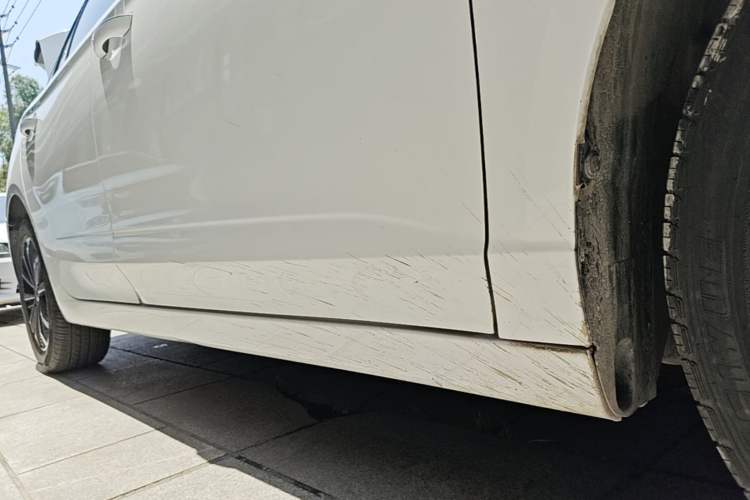 Used Roewe i5 2020 1.5L Automatic 4G Connect Luxury Flagship Edition Right Side Sill