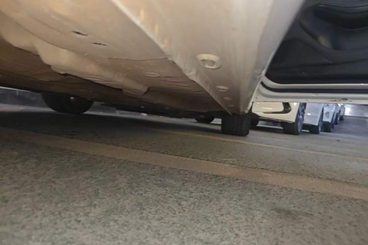 Used Roewe i5 2020 1.5L Manual 4G Connect Luxury Edition Right Side Sill