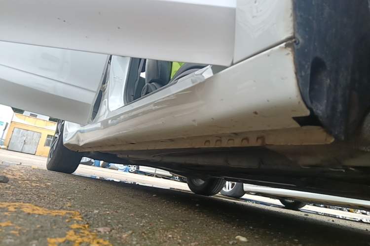 Used Roewe i5 2020 1.5L Automatic 4G Connect Luxury Flagship Edition Right Side Sill