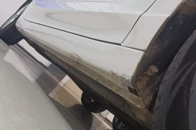 Used Roewe i5 2020 1.5L Manual 4G Connect Luxury Edition Right Side Sill