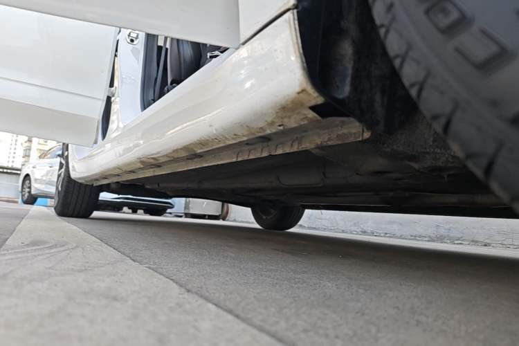 Used Roewe i5 2020 1.5L Automatic 4G Connect Luxury Flagship Edition Right Side Sill