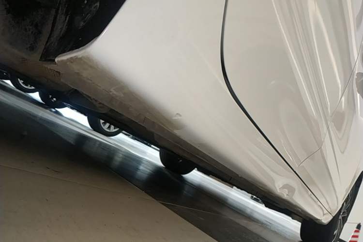 Used Roewe i5 2020 1.5L Automatic 4G Connect Luxury Flagship Edition Right Side Sill