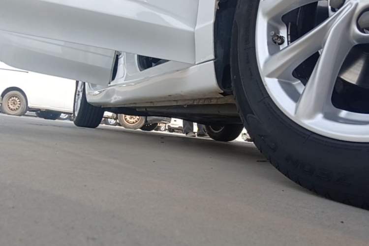 Used Roewe i5 2020 1.5L Manual 4G Connect Luxury Edition Right Side Sill