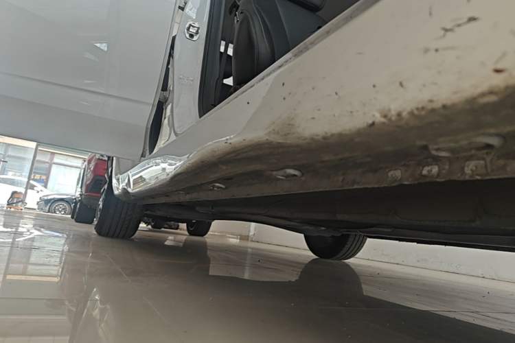 Used Roewe i5 2020 1.5L Automatic 4G Connect Luxury Flagship Edition Right Side Sill