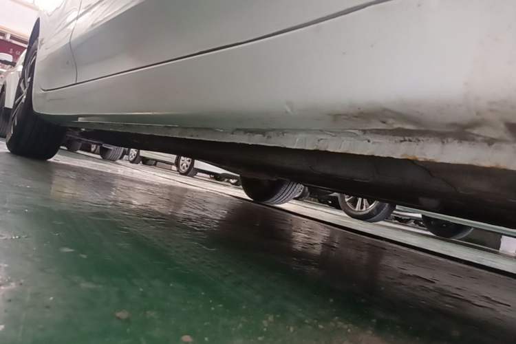 Used Roewe i5 2020 1.5L Automatic 4G Connect Luxury Flagship Edition Right Side Sill