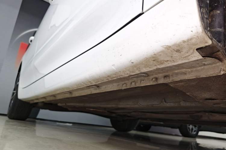 Used Roewe i5 2020 1.5L Automatic 4G Connect Luxury Flagship Edition Right Side Sill