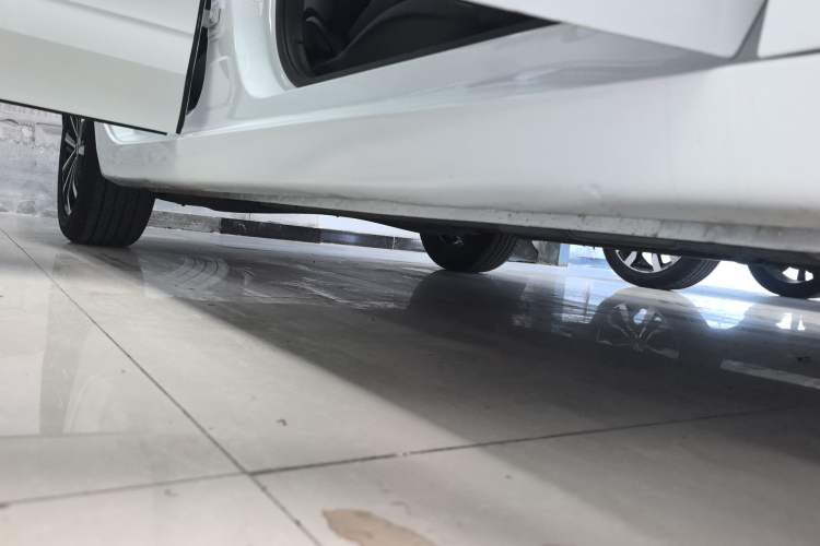 Used Roewe i5 2020 1.5L Manual 4G Connect Leehao Flagship Edition Right Side Sill