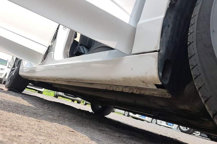 Used Roewe i5 2020 1.5L Automatic 4G Connect Luxury Flagship Edition Right Side Sill